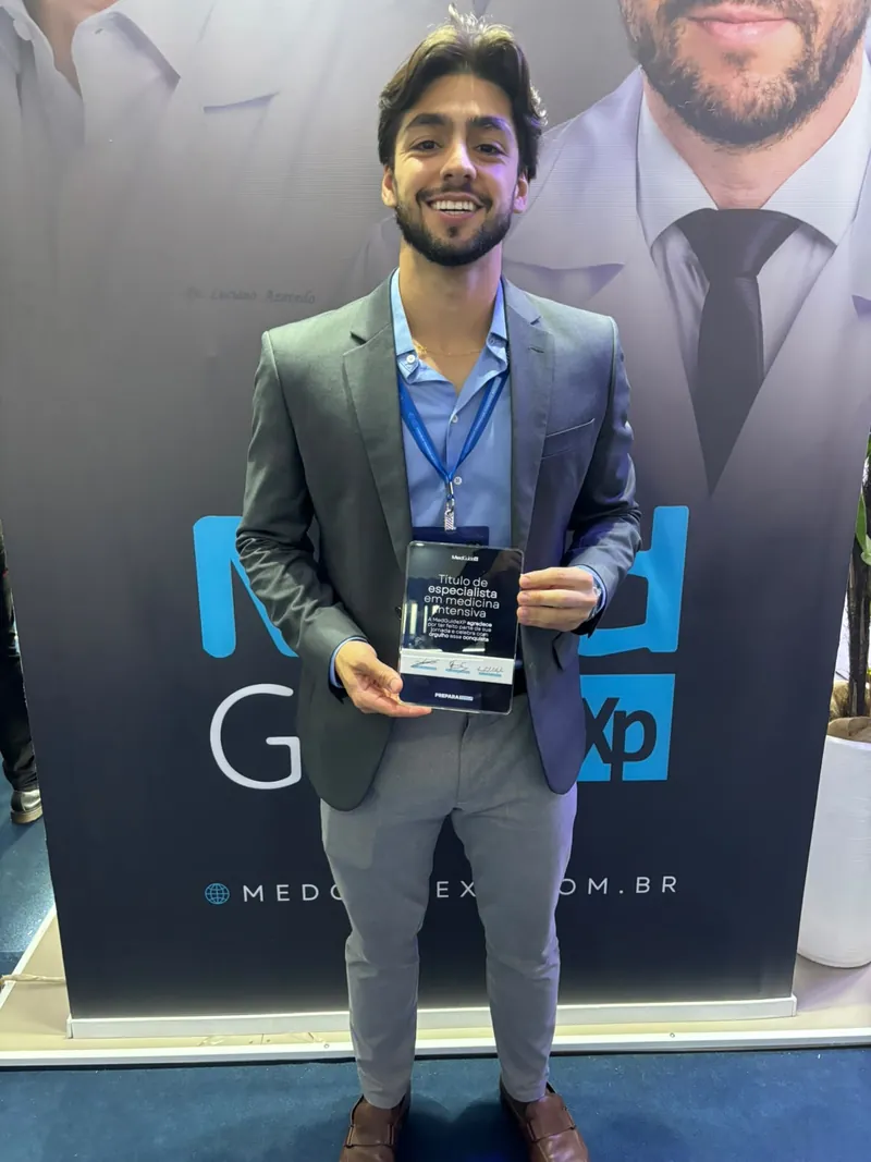 Aluno da MedGuideXP com a placa de Título de Especialista em Medicina Intensiva