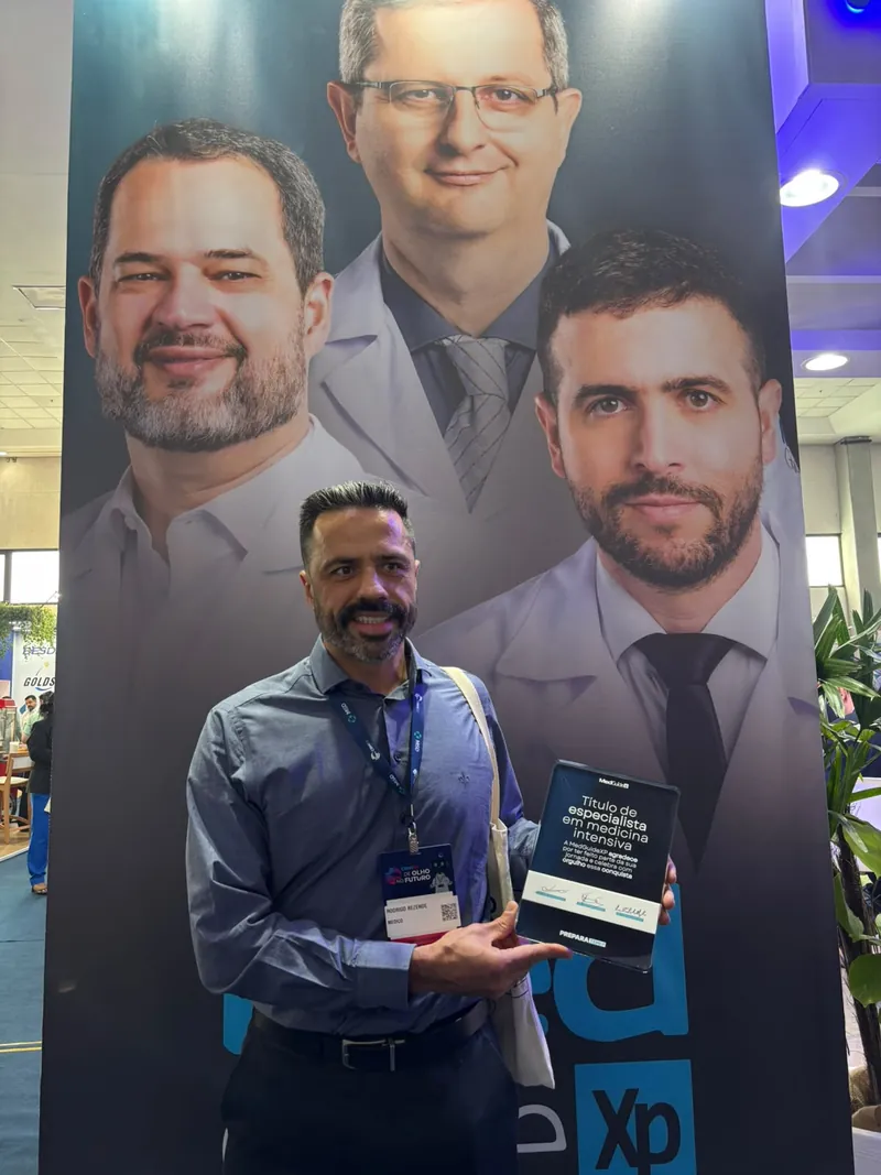 Aluno da MedGuideXP celebrando o Título de Especialista em Medicina Intensiva